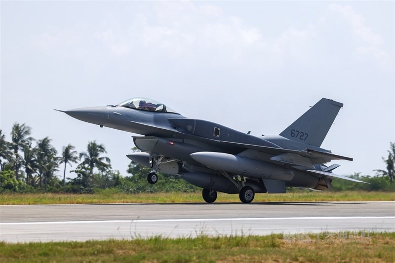 A F-16V Block 70 fighter jet purchased by Taiwan from the U.S. lands at Chihhang Air Base in Taitung County around noon on Friday. CNA photo Oct. 2, 2026
