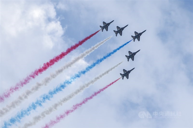 The Air Force’s Thunder Tiger aerobatic team practices performing a National Day flyby trailing red, blue and white smoke. CNA photo Oct. 2, 2026
