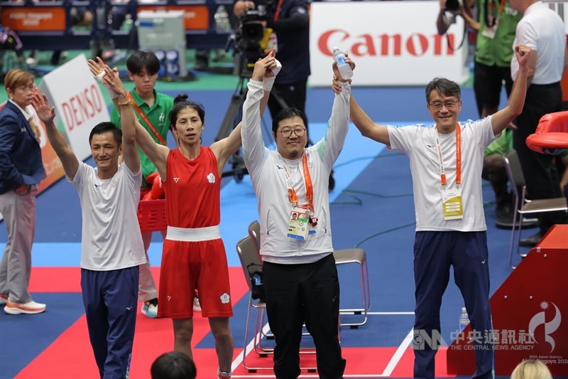 Taiwan's Olympic champion Lin Yu-ting (second left) wins her second consecutive Asian Games boxing gold medal on Friday in the women's 60-kilogram final. CNA photo Oct. 2, 2026