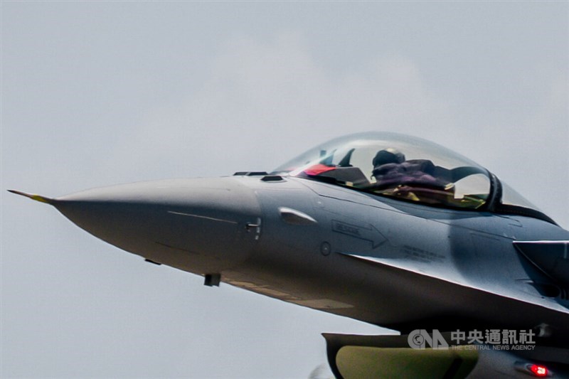 A F-16V Block 70 fighter jet purchased by Taiwan from the U.S. lands at Chihhang Air Base in Taitung County around noon on Friday. CNA photo Oct. 2, 2026