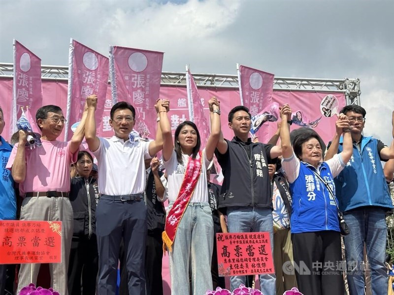 KMT Taichung mayoral candidate Johnny Chiang (front, second left) campaigns for KMT Taichung City Councilor Chang Liao Nai-lun (front, third left), who is seeking reelection. CNA photo Oct. 3, 2026.