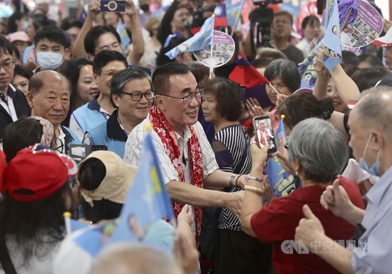 KMT New Taipei mayoral candidate Lee Shu-chuan (center) greets supporters at the founding convention of a Hakka support group in New Taipei on Saturday. CNA photo Oct. 3, 2026.
