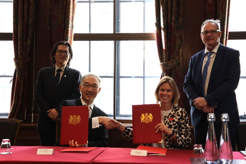 Taipei Representative to the U.K. Vincent Yao (seated left) and British Office Taipei Representative Ruth Bradley-Jones (seated right) pose with the signed agreement in London on Friday. Photo courtesy of the NSTC