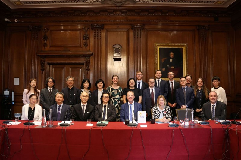 Taiwanese and British delegations pose for a group photo. Photo courtesy of the NSTC