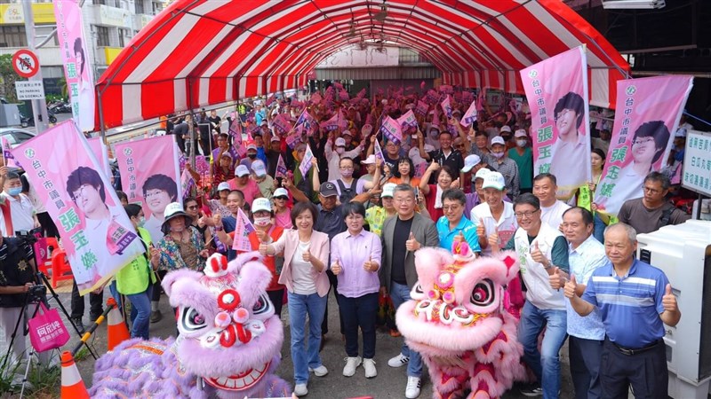 DPP Taichung mayoral candidate Ho Hsin-chun (front, center-left, in pink) campaigns for DPP Taichung City Councilor Chang Yu-yen (front, center, in purple), who is seeking reelection. (Photo courtesy of Ho Hsin-chun's campaign headquarters) Oct. 3, 2026.