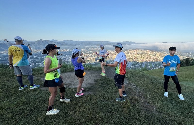 Runners enjoy refreshments at a marathon hydration station on Sunday. Photo courtesy of the Puli Township Office