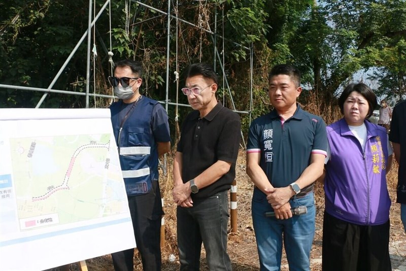 KMT Taichung mayoral candidate Johnny Chiang (2nd left) visits the site of a proposed road extension to the Central Taiwan Science Park on Monday. Photo courtesy of Chiang's office Oct. 5, 2026