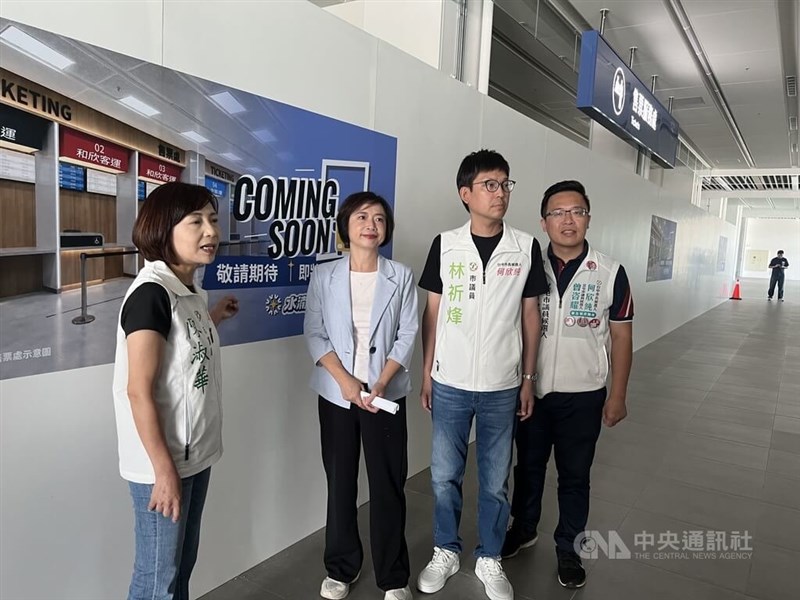 Taichung mayoral candidate Ho Hsin-chun (2nd left) visits a newly opened bus transit center in Taichung on Monday. CNA photo Oct. 5, 2026