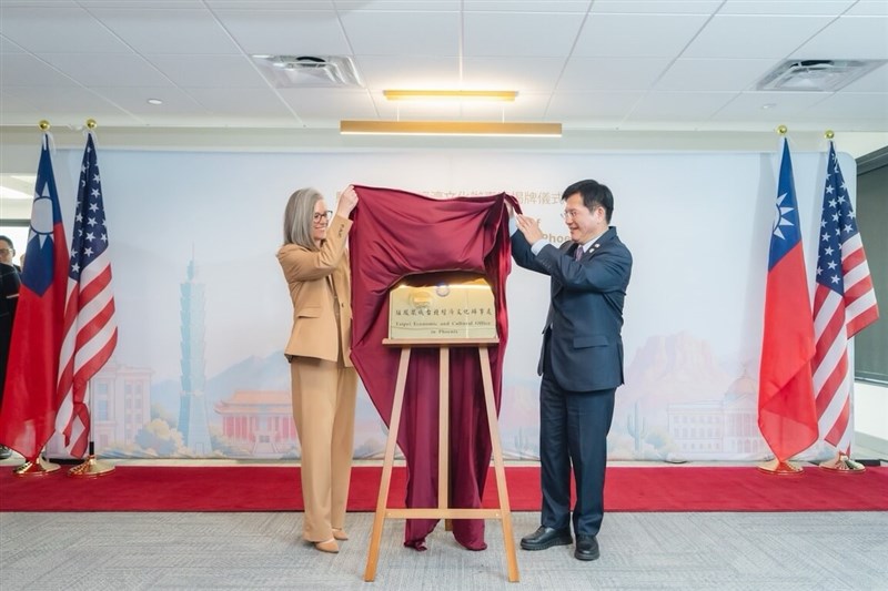 Foreign Minister Lin Chia-lung (right) and Arizona Governor Katie Hobbs unveil Taiwan's 14th representative office in the United States, in Arizona, on Monday, local time. Photo courtesy of the Ministry of Foreign Affairs