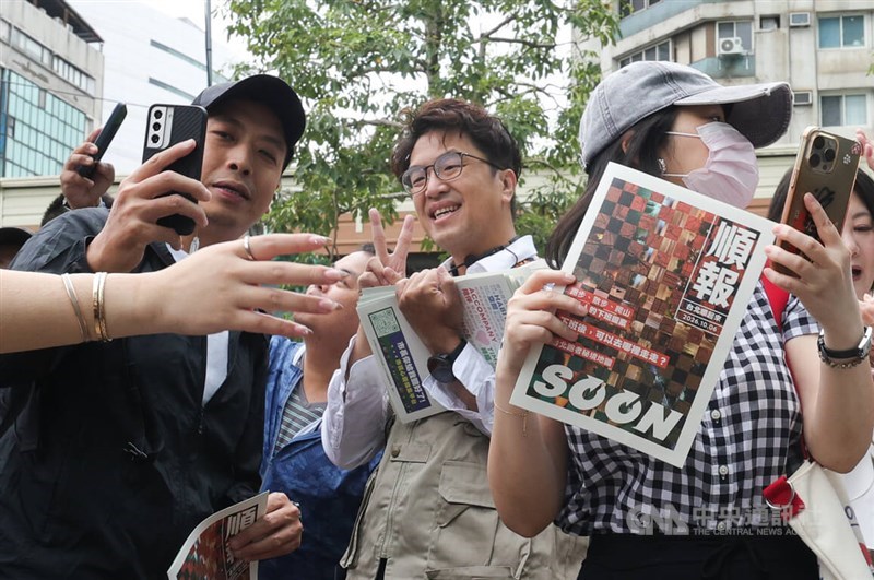 DPP Taipei mayoral candidate Shen Po-yang (center) holds copies of his campaign publication "SOON" in Taipei on Tuesday. CNA photo Oct. 6, 2026