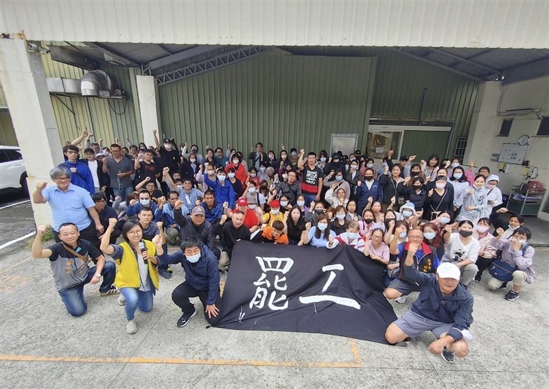 Members of the Kuai Kuai union pose for a group photo following a meeting on Tuesday. Photo courtesy of the Taoyuan Confederation of Trade Unions