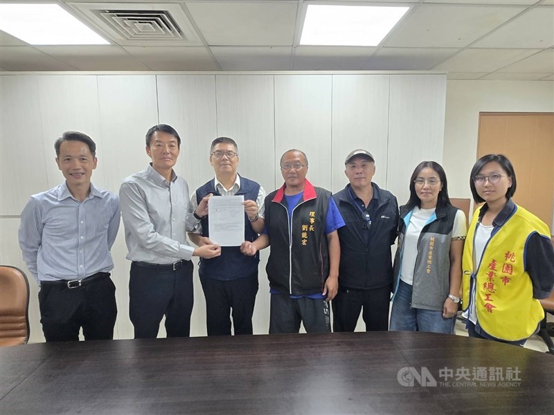 Representatives of Kuai Kuai Co., the Taoyuan City Government and the Kuai Kuai union pose for a photo after reaching a deal to end a five-day strike on Tuesday. Photo courtesy of the Taoyuan Confederation of Trade Unions