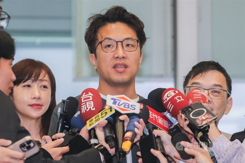DPP Taipei mayoral candidate Shen Po-yang (center) speaks to reporters on Thursday. CNA photo Oct. 8, 2026.