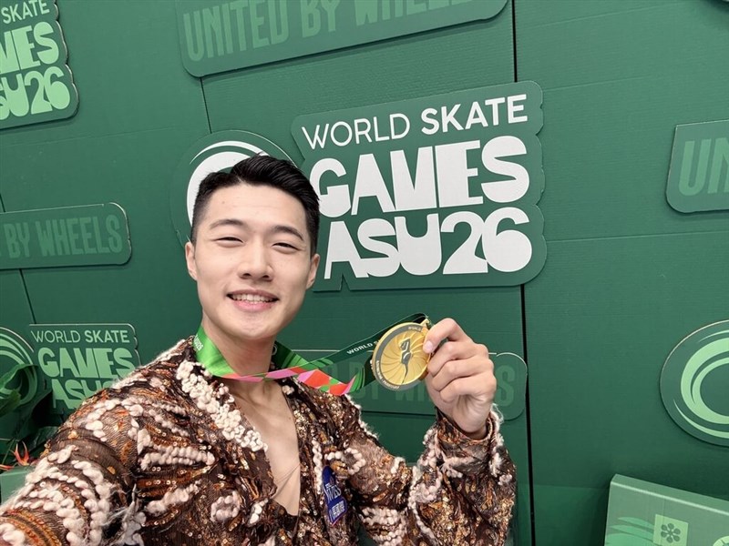 Taiwanese artistic roller skater Chen Yi-fan poses with his gold medal at the World Skate Games 2026 in Asunción, Paraguay, on Thursday. Photo courtesy of the Chinese Taipei Roller Sports Federation.