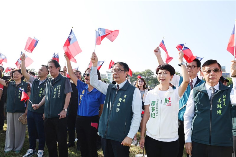 Tainan Mayor Huang Wei-che (front row, third right) raises a national flag with others in Tainan on Saturday. Photo courtesy of the Tainan City Government