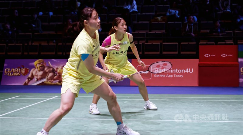 Taiwanese women’s badminton duo Hsu Yin-hui and Lin Jhih-yun compete in the finals of the 2026 Arctic Open in Finland. CNA photo Oct. 12, 2026