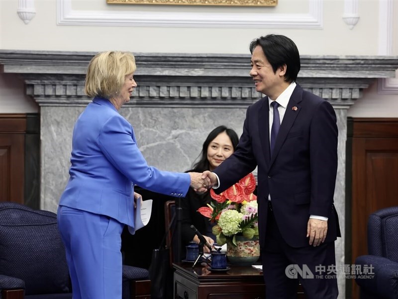 President Lai Ching-te (right) shakes hand with Canadian lawmaker Judy Sgro at the Presidential Office on Wednesday. CNA photo Oct. 14, 2026