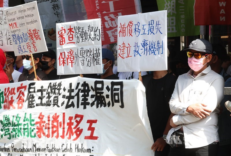 Labor groups protest outside the Ministry of Labor on Thursday, claiming a Taiwanese offshore wind equipment manufacturer of exploiting Indonesian technical workers. CNA photo Oct. 15, 2026