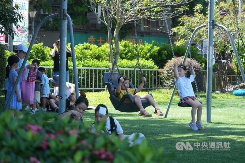 Families with children enjoy the sunshine at a park in Taipei amid warm weather. CNA file photo