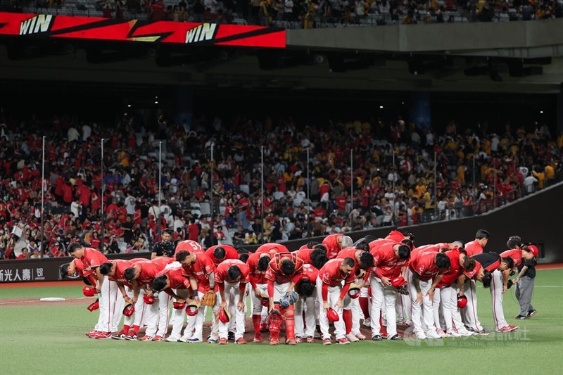 Wei Chuan Dragons players bow after completing a perfect game at Taipei Dome on Saturday. CNA photo Oct. 17, 2026