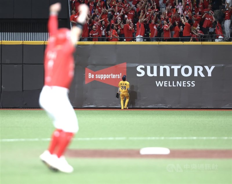 Dragons player Tseng Sheng-an hits a three-run homer in the bottom of the fifth inning to put his team ahead, sending fans cheering excitedly from the stands. CNA photo Oct. 18,2026