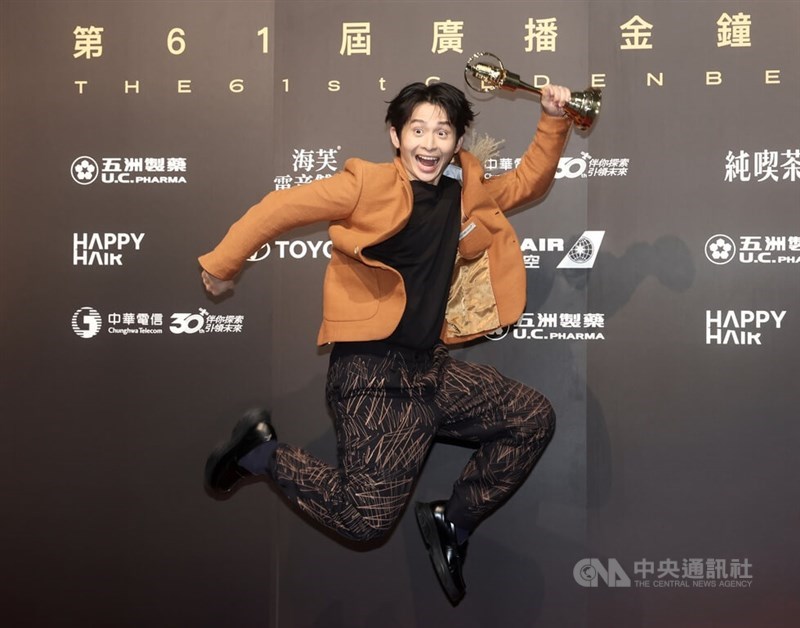 Podcast host Brian Tseng wins the lifestyle program award at the 61st Radio Broadcasting Golden Bell Awards on Saturday for his show "Boyin." CNA photo Oct. 17, 2026