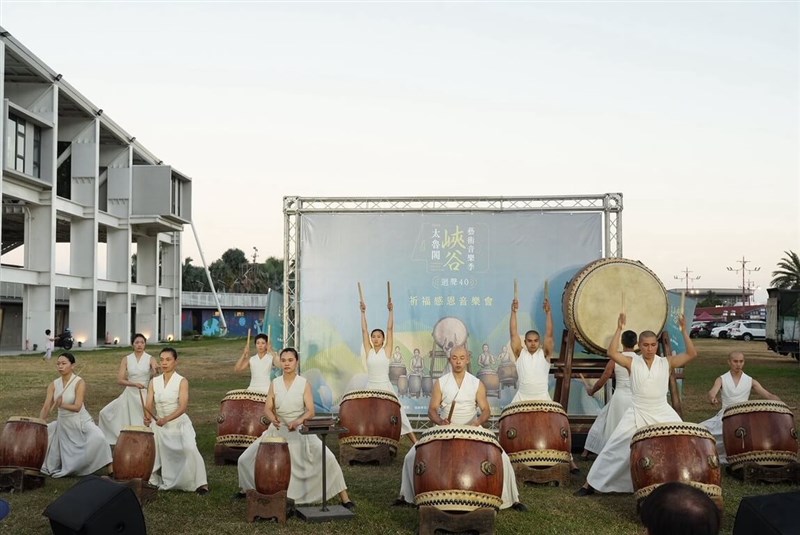 Taiwan's U Theatre performs on Sunday to celebrate the 40th anniversary of the establishment of the Taroko National Park Management Office in Hualien County. Photo courtesy of the Taroko National Park Management Office