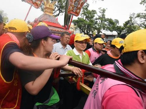 Over 100 foreign students join