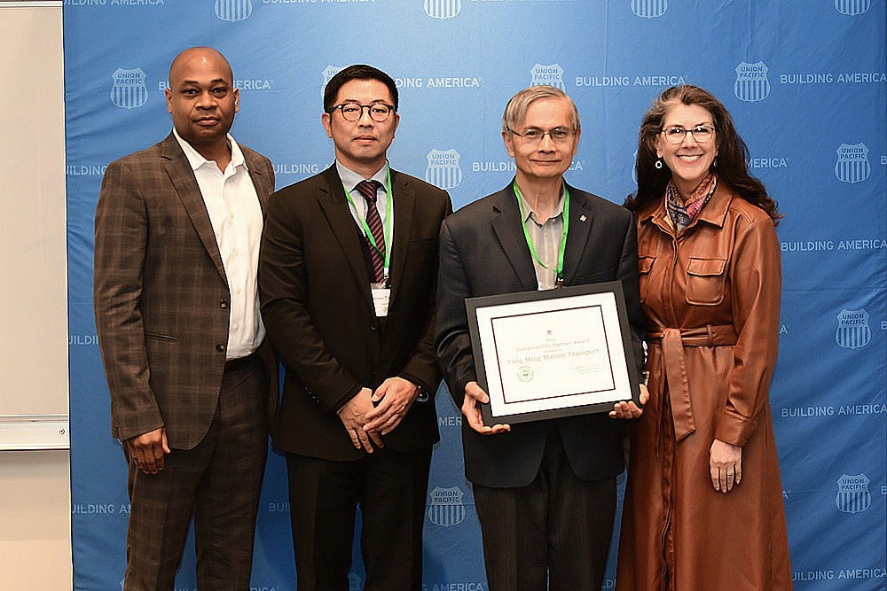 Mr. Wen-Jin Lee (second from the right), Senior Executive Vice President of Operations at Yang Ming (America) Corp., and Mr. Brian Tzeng (second from the left), Vice President of Logistics.