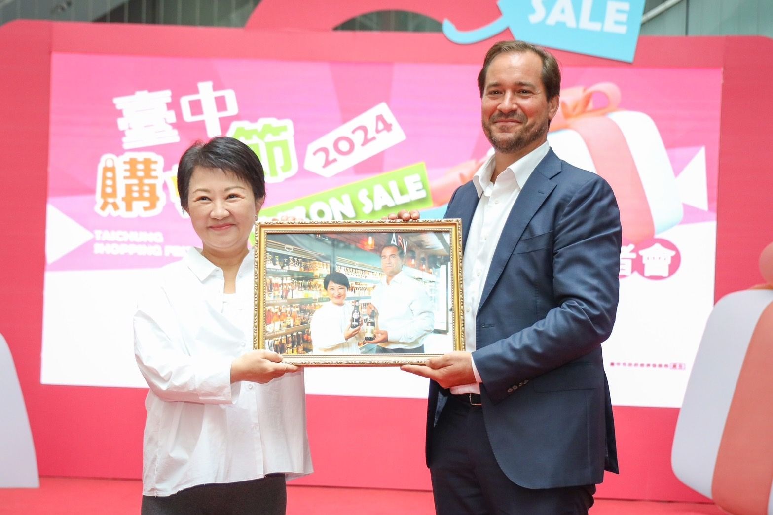 Mr-Branders joined Mayor Lu to announce the commencement of the Taichung Shopping Festival, proving-to-be-an-excellent_0