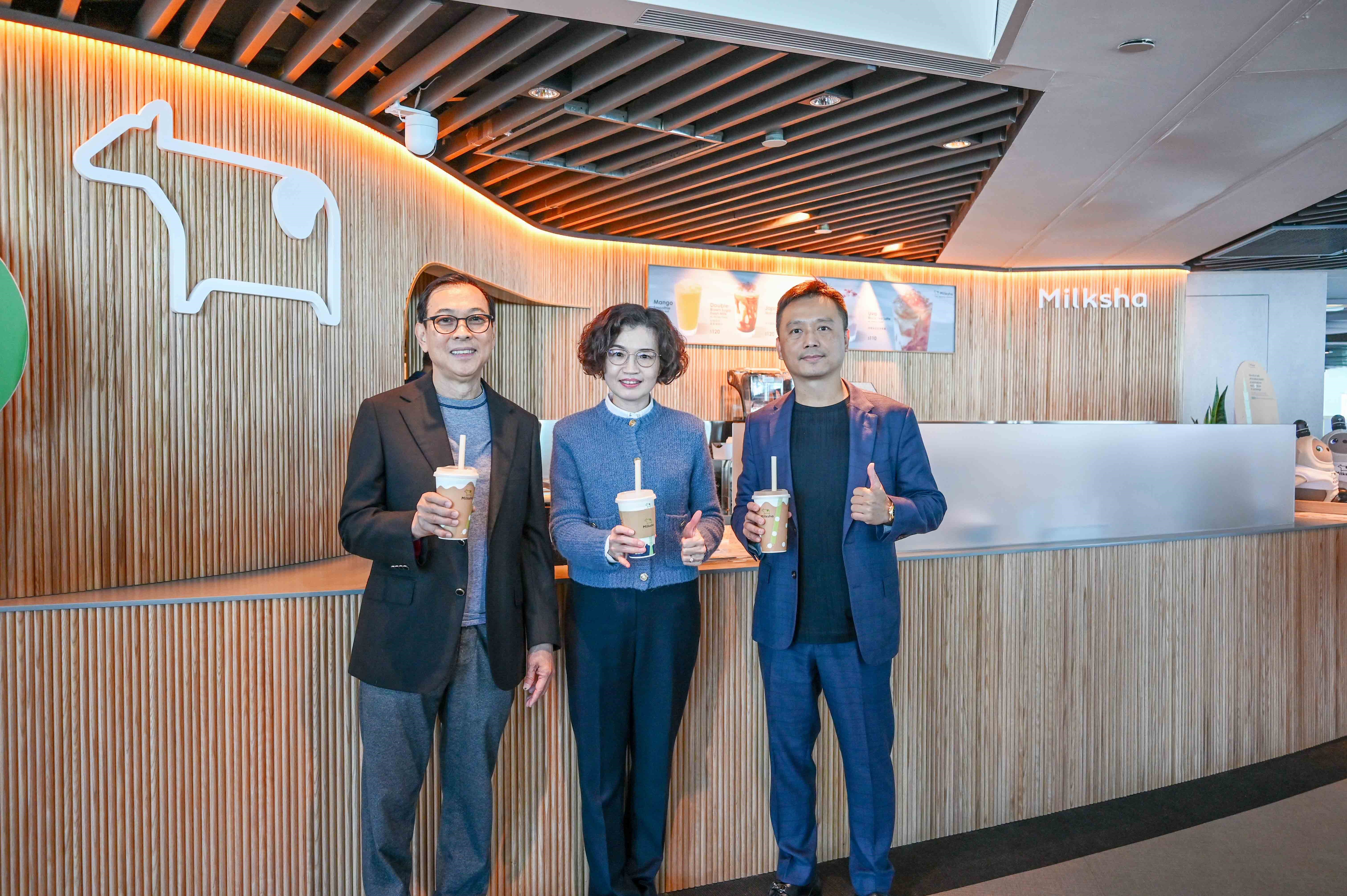(From left) Tony Tan Caktiong, Founder and Chairman of Jollibee Foods Corporation; Lillian Chu, President & Chief Operation Officer of TAIPEI 101; Peter Huang, General Manager of Milksha
