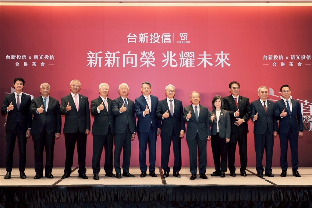 Taishin Financial Holding Co. and Shin Kong Financial Holding Co. completed their merger on November 24. From left to right: TS Financial Holding Deputy General Manager Wu Hsin-hao, MasterLink Securities Corp. Chairman Chen Chun-hung, Shin Kong Life Insurance Co. Vice Chairman Hung Shih-chi, TS Financial Holding President Welch Lin, TS Financial Holding Co. Vice Chairman Wei Pao-sheng, Securities Investment Trust and Consulting Association of the R.O.C. Chairman You Chou-wen, TS Financial Holding Co. Chairman Thomas Wu, Taishin Securities Investment Trust Co. former Chairman Wu Kuang-hsiung, Taishin Securities Investment Trust Co. Chairwoman Lai Chao-yin, Vice Chairman Sam Lin, Taishin Securities Co. Chairman Jerry Guo, and Taishin Securities Investment Trust Co. General Manager Yeh Chu-chun.