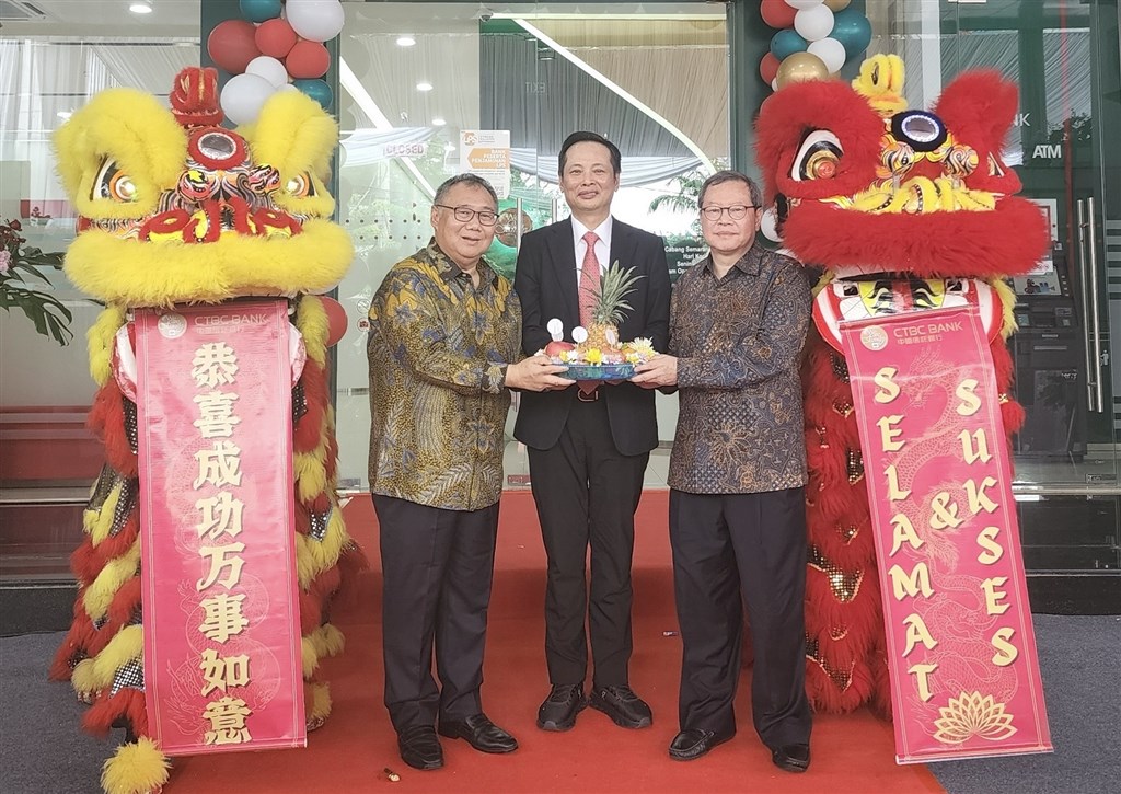 CTBC Bank’s Indonesian subsidiary opened its Semarang Branch today. Ambassador John C. Chen (center), Taiwan’s Representative to Indonesia; James T. Chan (right), Chairman of PT Bank CTBC Indonesia; and Iwan Satawidinata (left), President Director of PT Bank CTBC Indonesia, attended the opening ceremony. / Courtesy of CTBC Bank