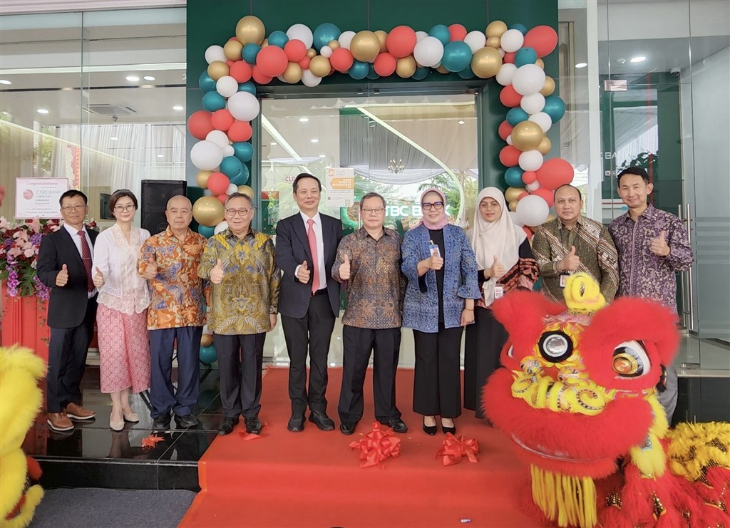 Ambassador John C. H. Hung (fifth from left), Representative of the Republic of China (Taiwan) to Indonesia; Tias Retnani (third from right), a representative from the Indonesia Financial Services Authority (OJK); Nita Rachmenia (fourth from right), a representative from Bank Indonesia (Central Bank); James C. T. Chan (fifth from right), Chairman of CTBC Bank Indonesia; and Iwan Satawidinata (fourth from left), President Director of CTBC Bank Indonesia, were among over 80 distinguished guests who attended the opening ceremony of CTBC Bank Indonesia's Semarang Branch. / Courtesy of CTBC Bank