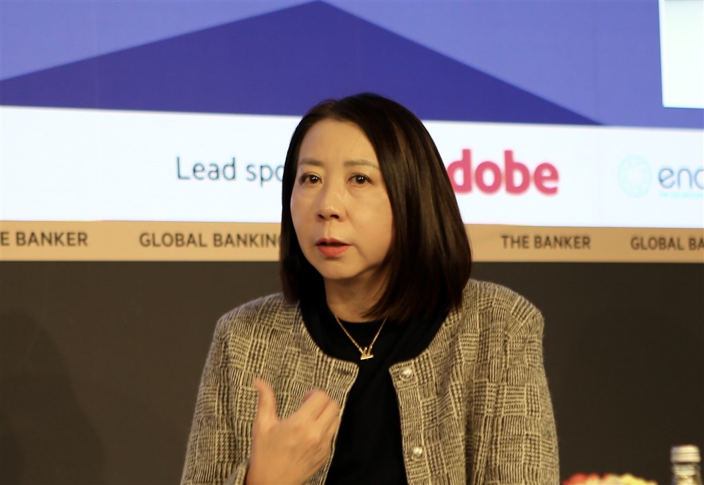 Rachael Kao (right), President of CTBC Financial Holding, joins the “CEO Keynote interview” at the Financial Times Global Banking Summit 2025, engaging in a discussion with moderator Kimberley Long (left) on CTBC’s development and trends in the banking industry. / Courtesy of CTBC Financial Holding