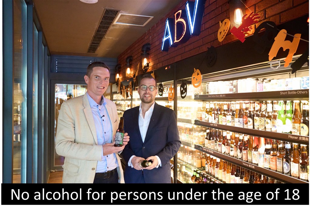 The Finnish representative Lauri Matti Raunio and the Czech representative David Steinke visited ABV Mediterranean Bar & Kitchen in West District, Taichung.