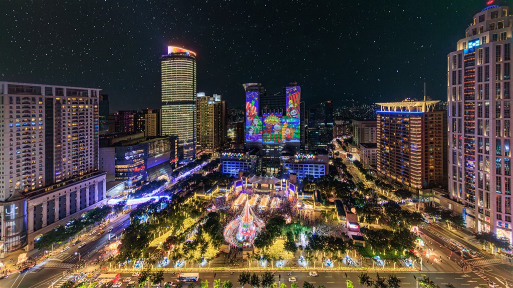 This year’s “Christmasland in New Taipei City” partners with the world-renowned IP “LINE FRIENDS & LINE FRIENDS minini” to present a heartwarming, whimsical Christmas celebration full of color and joy.)