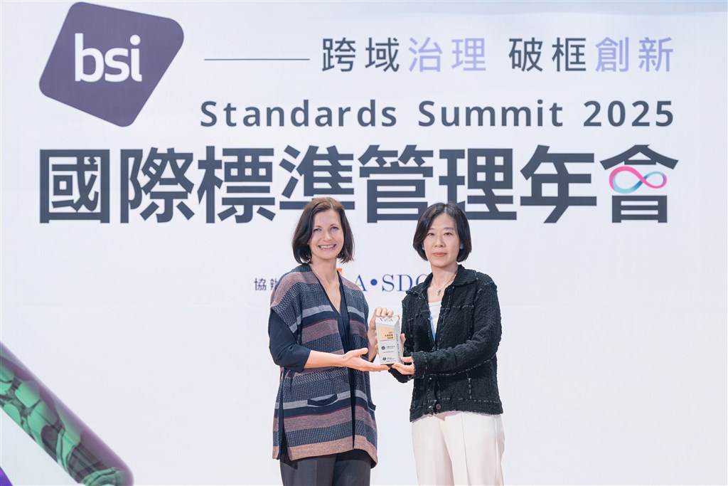 CTBC Holding leverages its financial influence to earn the “2025 Taiwan Corporate Sustainability Award” and BSI’s “ESG Sustainable Development Leadership Award.”