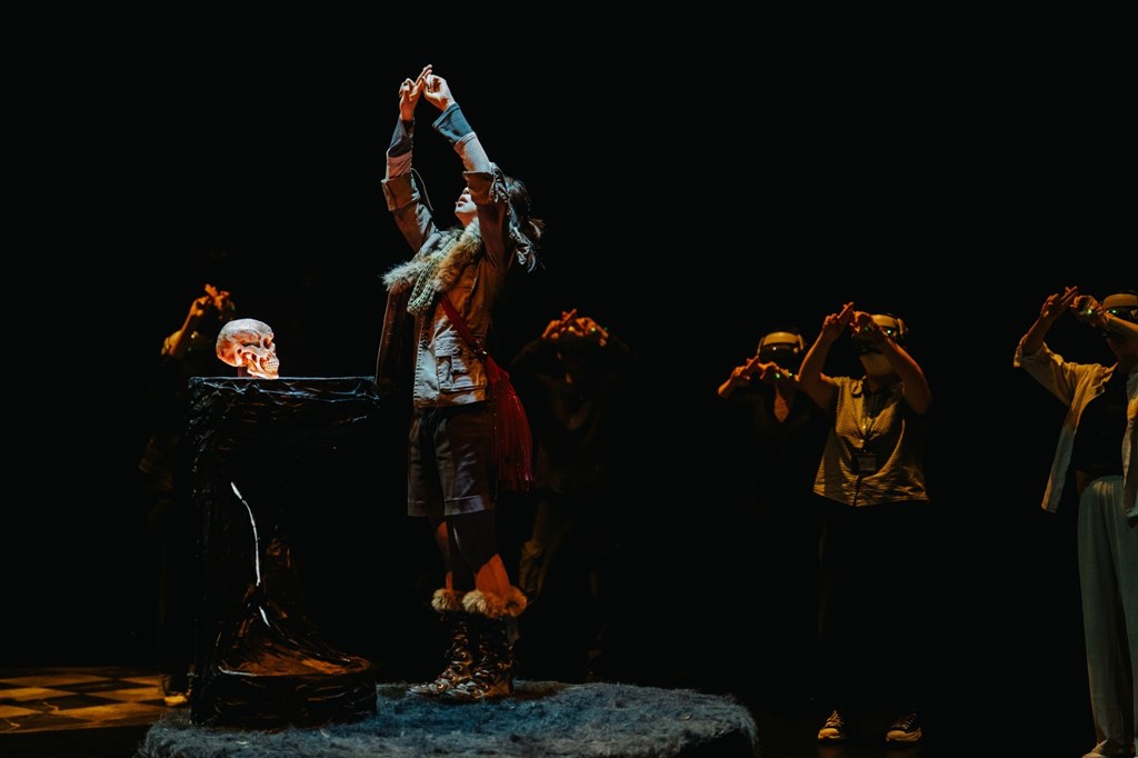 Guided by performers, audiences become apprentices of Luan, learning the gestures of “imitation” before entering the story’s parallel world. © National Taichung Theater. （Photograph: Lin Chun-yung）
