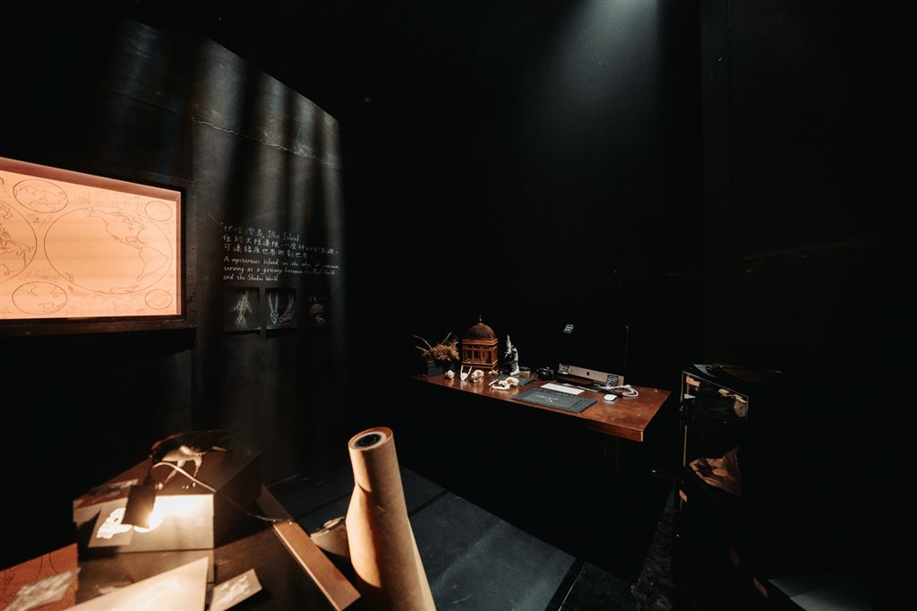 In an archaeological research lab filled with records of cave paintings and mythical creatures, audiences prepare to enter the world of Beastosis: Call of the Skull. © National Taichung Theater. （Photograph: Lin Chun-yung）