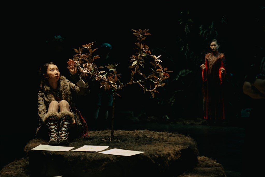Performers become a bridge between the physical and virtual worlds, guiding audiences through a theatrical landscape that exists simultaneously inside and outside the headset. © National Taichung Theater. （Photograph: Lin Chun-yung）