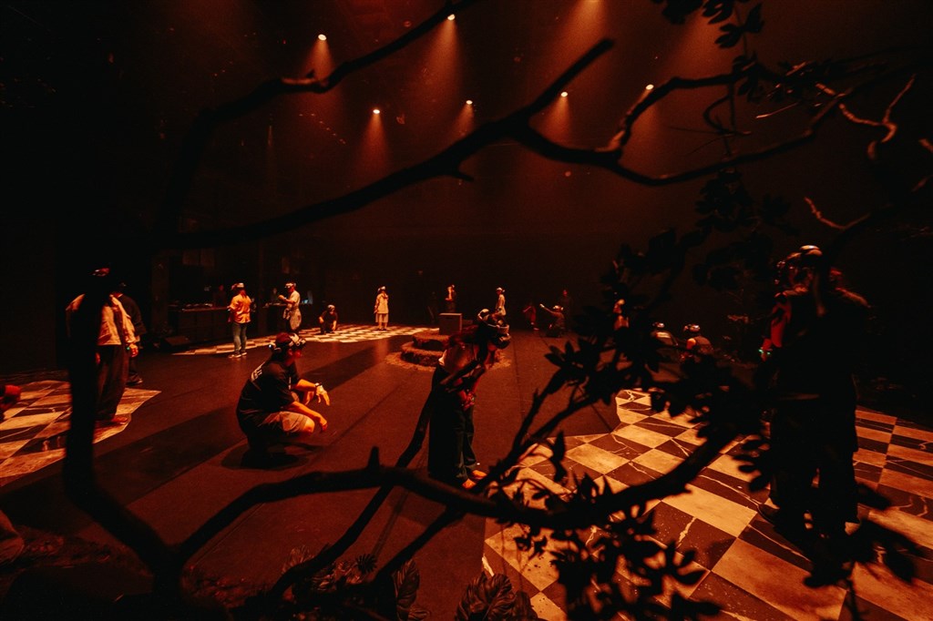 Audiences enter the world of Beastosis: Call of the Skull, where mixed reality and live performance converge to create an immersive theatrical experience. © National Taichung Theater. （Photograph: Lin Chun-yung）