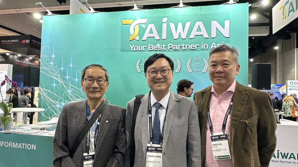 Dr. Chaur-Jong Hu, Dean of College of Medicine, Taipei Medical University (center), Vice Chairman Andrew H.-J. Wang  (left), and Board Director Swee Ho Chng attended the BIO International Convention in San Diego, USA.
