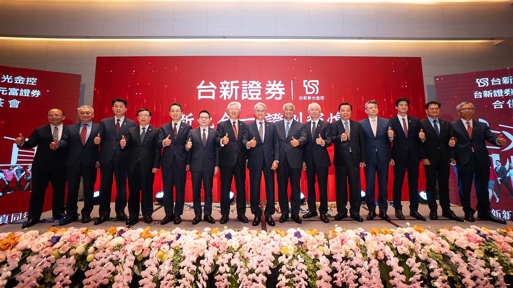 Following the official completion of the merger on April 6, a celebration tea reception was held on April 7. From left to right: Li Ying-wei (Former Chairman of Taishin Futures), Kuo Chia-hung (Vice Chairman of Taishin Securities), Chen Te-hsiang (President of TDCC), Wu Tzu-hsin (Chairman of TAIFEX), Chien Li-chung (Chairman of TPEx), Sherman Lin (Chairman of TWSE), Welch Lin(President of TS Holdings), Thomas Wu (Chairman of TS Holdings), Chen Chun-hong (Chairman of Taishin Securities), Wei Pao-sheng (Vice Chairman of TS Holdings ), Chan Cheng-en (Chairman of Chinese National Futures Association), Yu Chao-wen (Chairman of SITCA), Patrick Wu(Director of TS Holdings), Chen Li-kuo (President of Taishin Securities), and Huang Cheng-hsiung (Chairman of Taishin Futures).