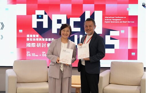 Lin Chiu-yen (left), Director-General of the National Development Council's National Archives Administration, and Architect Kuo Ying-chao (right) jointly launch the new book.