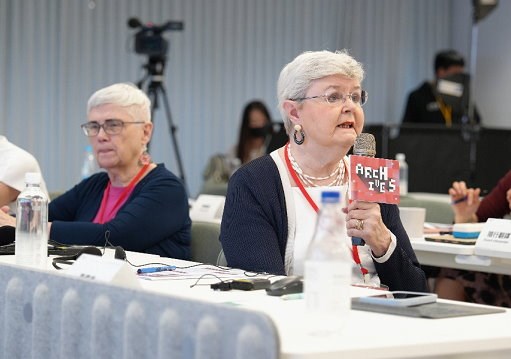 International exchange and sharing at the symposium, featuring Leslie Weir (left), Librarian and Archivist of Canada, and Trudy Huskamp Peterson (right), former Acting Archivist of the United States.