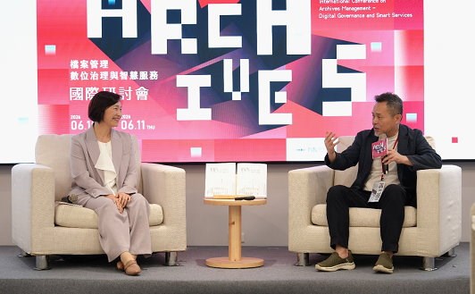 Lin Chiu-yen (left), Director-General of the National Development Council's National Archives Administration, and Architect Kuo Ying-chao (right) in a lively discussion at the "National Archives" new book launch.