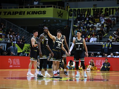 Kings get milestone win on Jeremy Lin