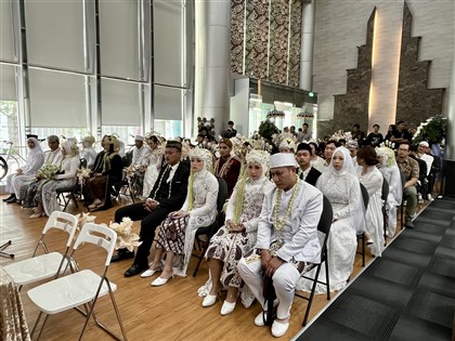 Mass Indonesian wedding event held to curb unregistered marriages