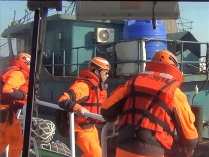 Unmarked vessel detained for trespassing in Taiwan